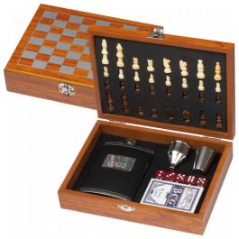 Spieleset mit Flachmann, Schach- und Kartenspiel - braun Spieleset mit Flachmann, Schach- und Kartenspiel - braun