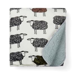 VINGA Sheep Decke aus GRS recyceltem PET in weiß VINGA Sheep Decke aus GRS recyceltem PET in weiß